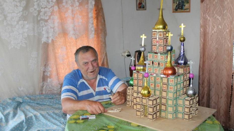 Безногий инвалид из Петропавловского района мастерит из спичек храмы 