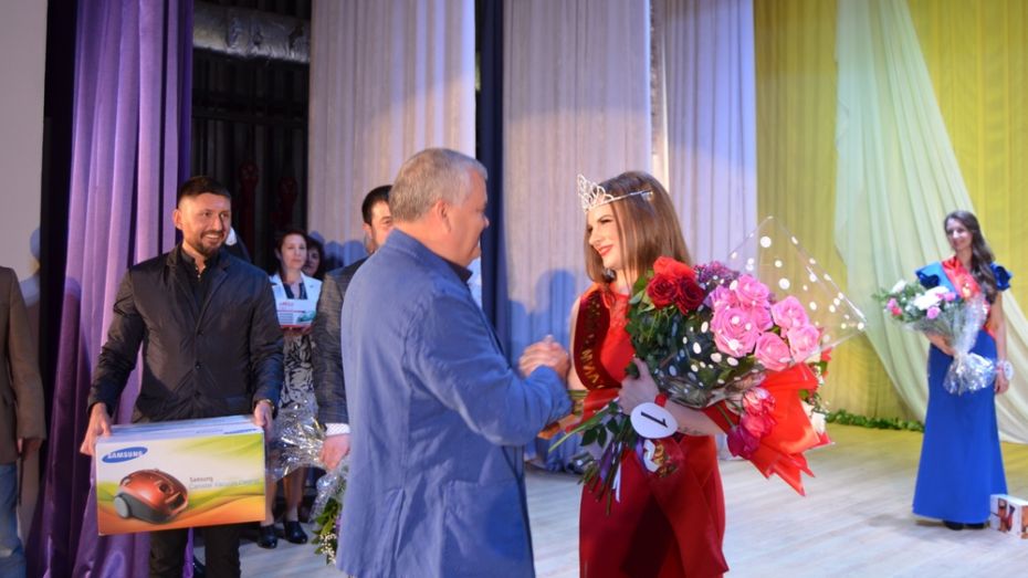 В Семилуках в конкурсе красоты победила сотрудница службы занятости