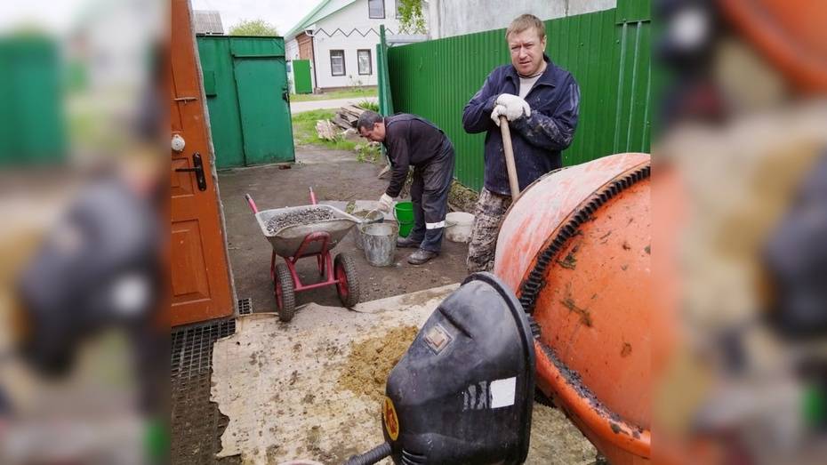 В Павловске супруге мобилизованного помогли с ремонтом дома