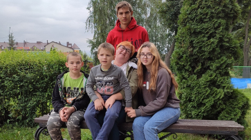 «Очень хотелось стать родителями». Как семейная пара из Воронежской области взяла на воспитание четверых приемных детей