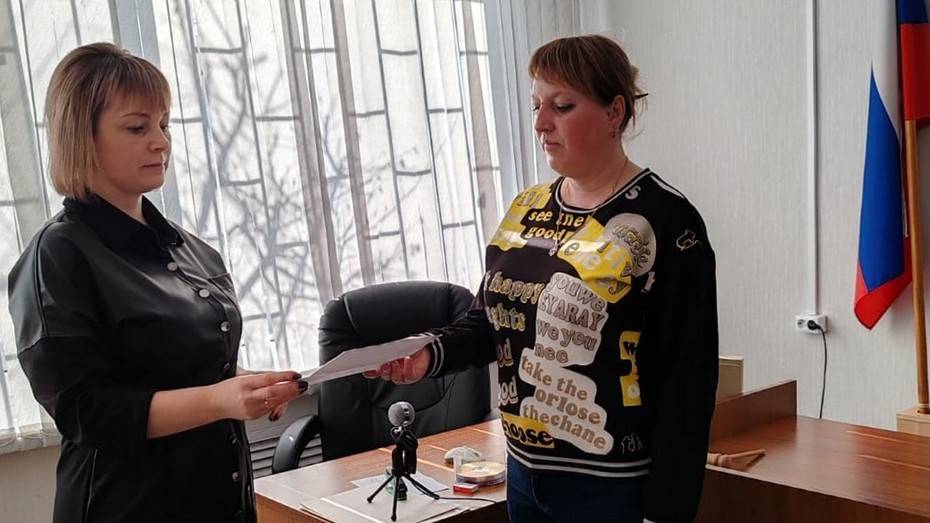 В Ольховатском районе соцкоординатор помогла вдове участника СВО оформить положенные ей выплаты