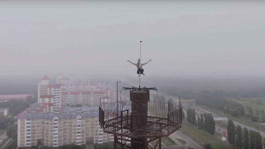 Экстремалка исполнила танец на пилоне на высоте 80 м в Воронеже