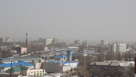 В Воронеже сильный ветер поднял пыльную бурю