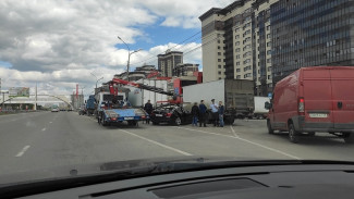 В Воронеже BMW залетел под 2 грузовика: в больницу попали водитель и пассажир