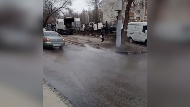 В Воронеже на улице Димитрова прорвало трубу с горячей водой
