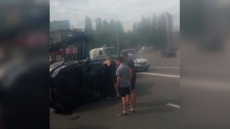В Воронеже Kia Rio перевернулся после столкновения с ВАЗ-2110