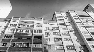Голая женщина выпала из окна многоэтажки в Воронеже и погибла