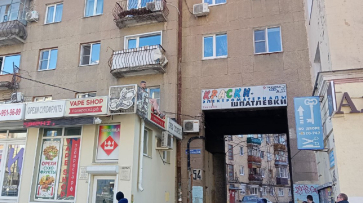 Воронежец упал на козырек магазина из-за провалившегося балкона и уже не захотел слезать