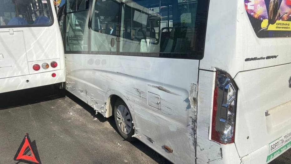 Две маршрутки и такси попали в массовое ДТП в Воронеже: есть пострадавшая