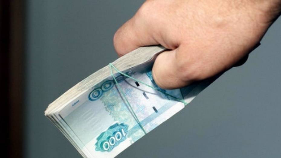 В Хохольском районе пьяный дальнобойщик предложил полицейскому 100 тыс рублей