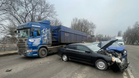 В Воронеже женщина пострадала в столкновении фуры и двух легковушек