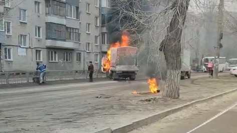 «Газель» сгорела на оживленной улице в Воронеже