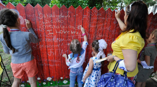 На празднике «Вежливого Воронежа» взрослые писали на заборе, а дети учились этикету