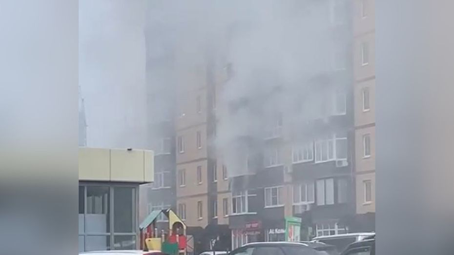 Воронежцы сняли на видео горящую многоэтажку в Шилово