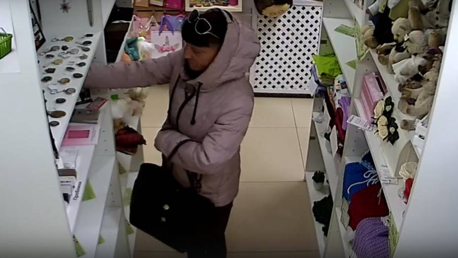 Попытавшиеся украсть товар из воронежского магазина женщины с ребенком попали на видео