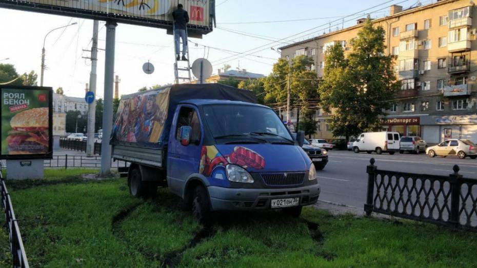 В Воронеже водитель «Газели» разворотил газон
