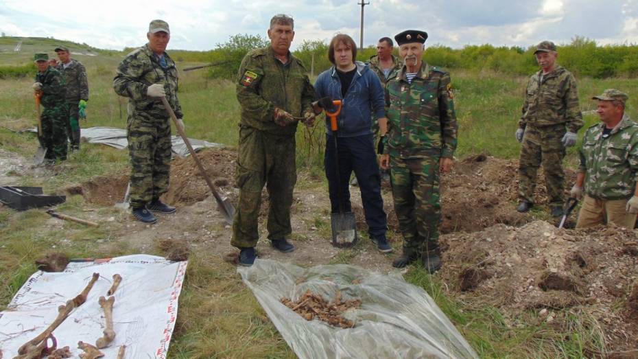 Богучарские поисковики нашли останки четырех красноармейцев
