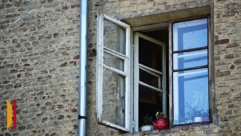 В Воронеже 5-летняя девочка выпала из окна шестого этажа дома