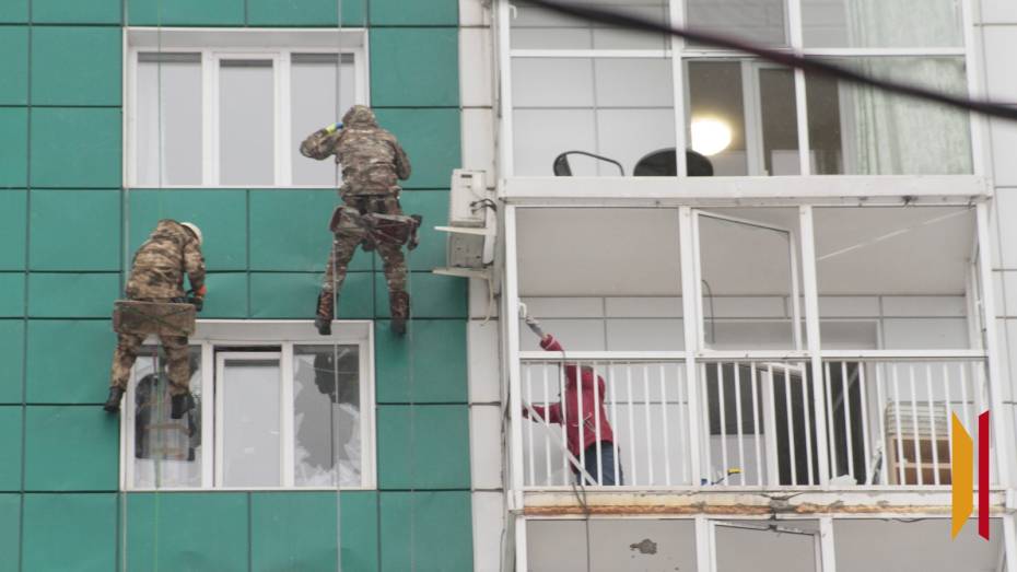 В Воронеже после атаки БПЛА альпинисты удалили опасные элементы с фасада многоэтажки