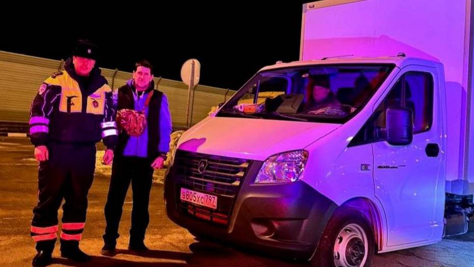 Под Воронежем полицейские помогли водителю грузовика, у которого не запускался двигатель