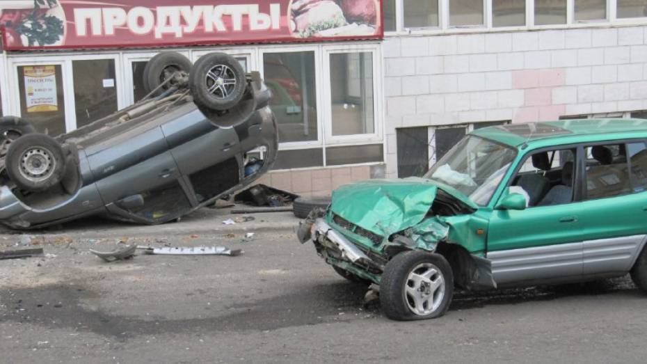 В Воронеже «Нива» перевернулась в аварии с Toyota на улице Сакко и Ванцетти 