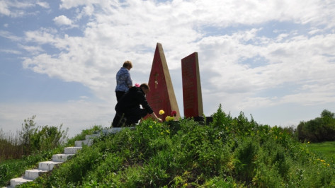 В Эртильском районе установили памятник исчезнувшему поселку