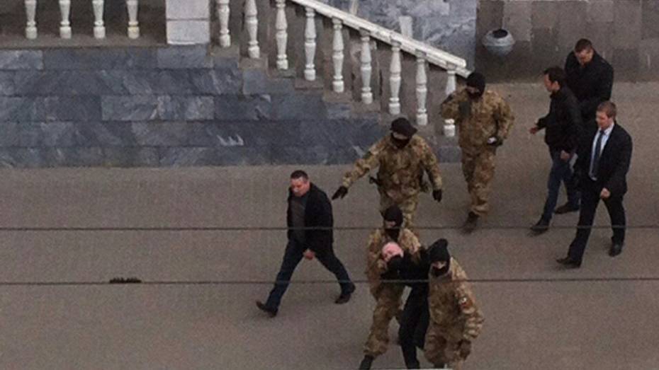 В центре Воронежа люди в масках задержали мужчину с сумкой