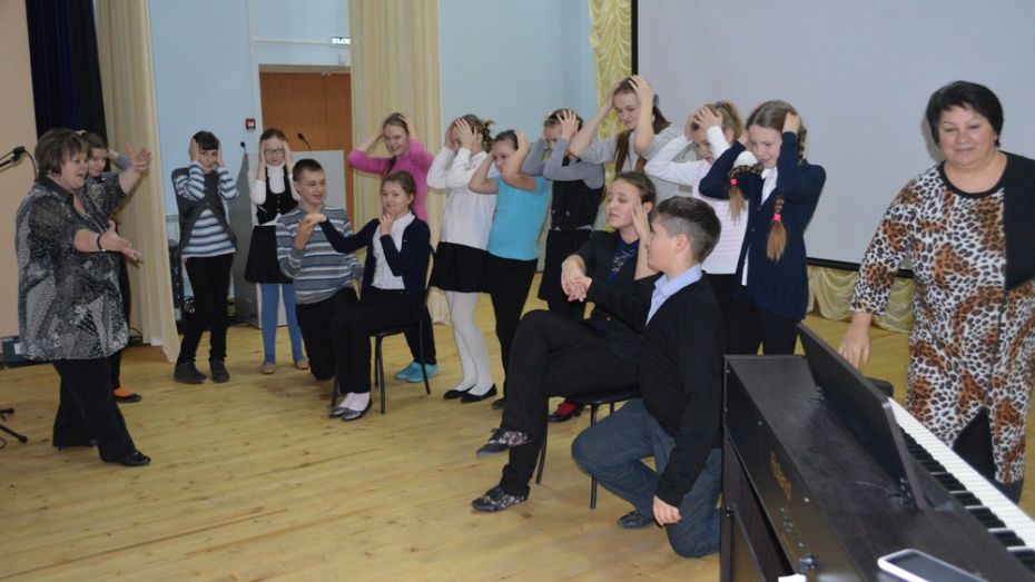 В Репьевской школе появился собственный театр