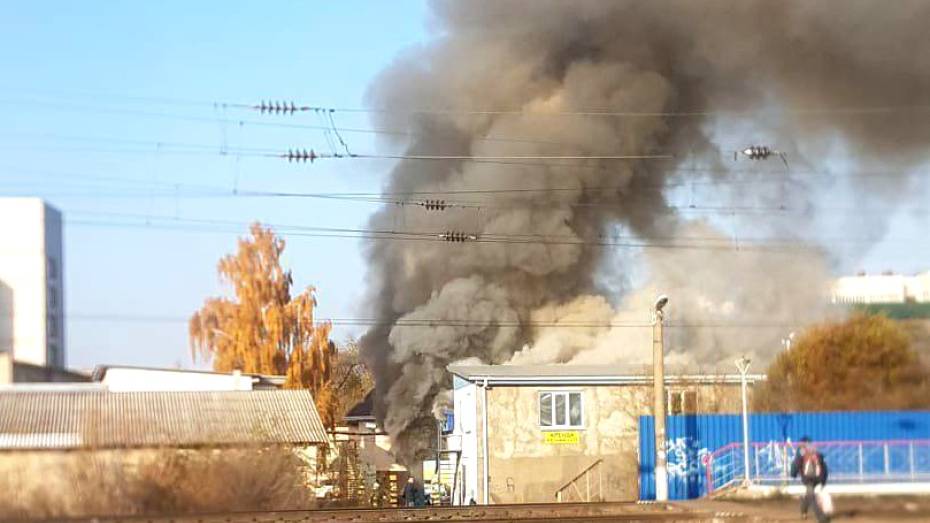 В Воронеже на левом берегу сгорел автосервис