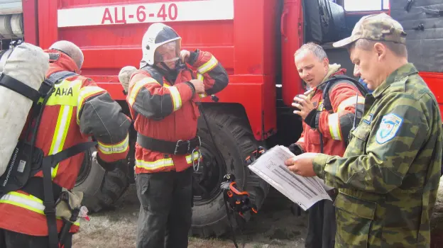 Пожарные эвакуировали трех человек на сахарном комбинате в Воронежской области