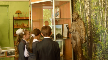 Новоусманская школа получила в подарок памятник Василию Пескову