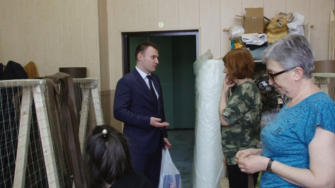Депутат Воронежской гордумы подарил волонтерам инструмент для раскройки ткани