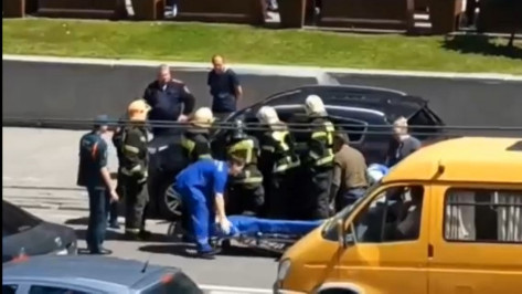 В центре Воронежа медики и пожарные спасали потерявшего сознание автомобилиста: видео