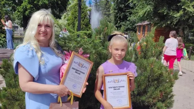 Школьнице из Воробьевки подарили билет в зоопарк и живую ель