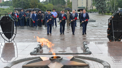 На площади Победы в Воронеже почтили память погибших в годы войны