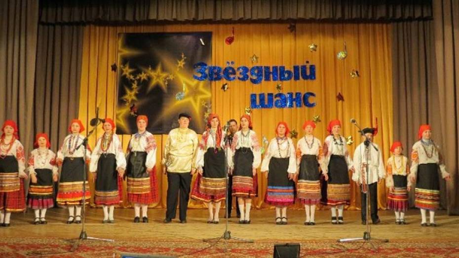 Жительница репьевского села учит детей петь старинные песни