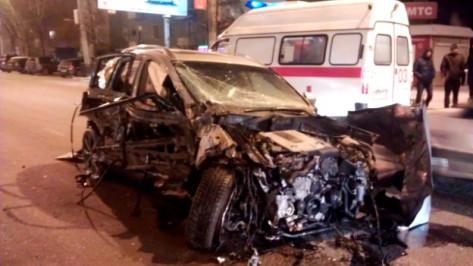 Два человека серьезно пострадали в автомобильной аварии у автовокзала в Воронеже