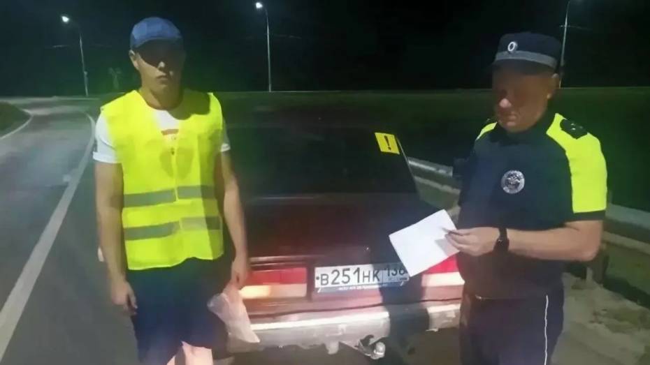Воронежские полицейские помогли 20-летнему водителю ВАЗ заменить колесо ночью