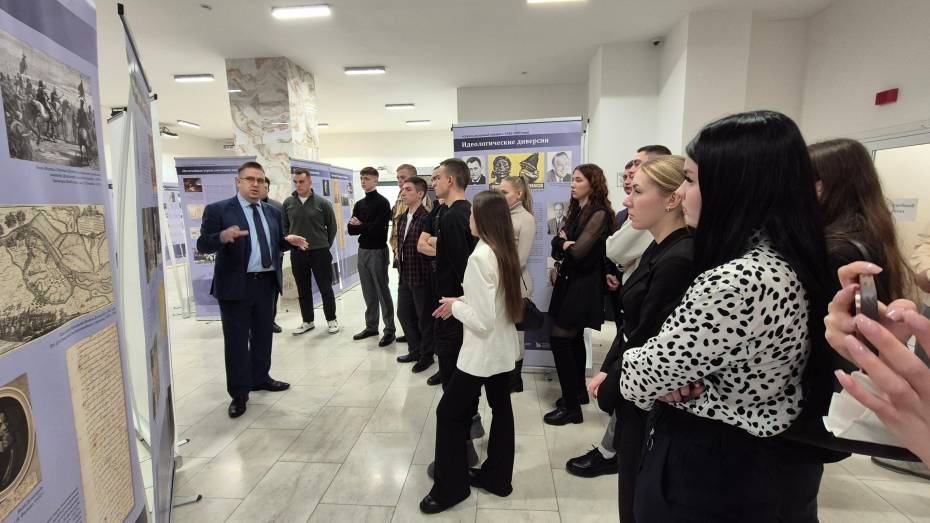 Понять исторические корни и современные реалии. Воронежцев пригласили на выставку о защите суверенитета России