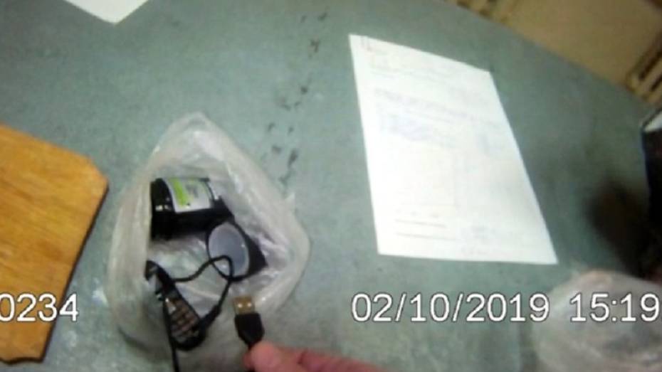 Арестанту воронежского СИЗО пытались передать крошечный телефон, спрятанный в дезодоранте