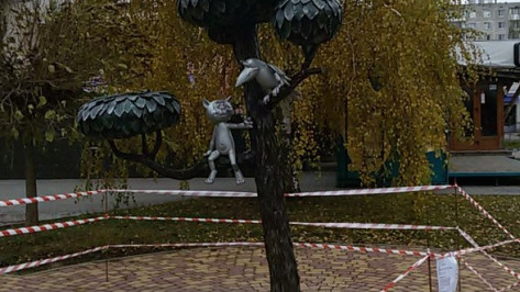В Воронеже памятник Котенку с улицы Лизюкова огородили для восстановительных работ