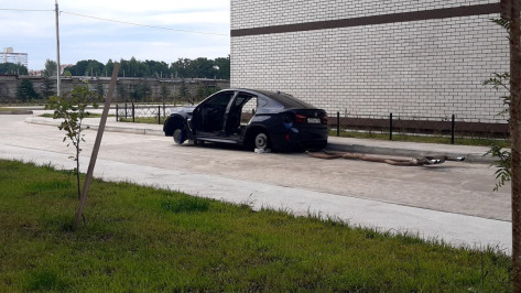 В Воронеже с BMW X6 за ночь сняли двери и глушитель