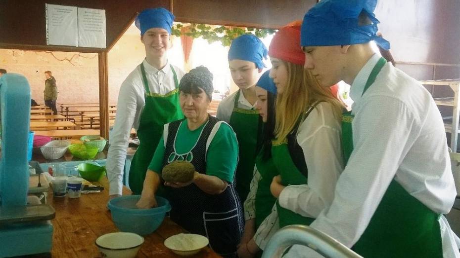 В Павловске школьники испекли хлеб блокадного Ленинграда