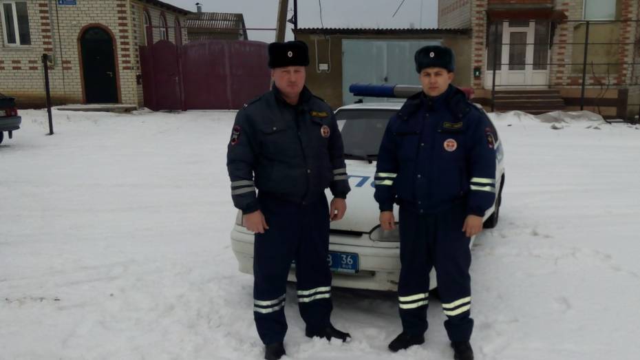 Спавшего на снегу грибановца спасли полицейские