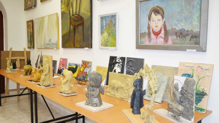 В Лисках во Владимирском соборе открылась выставка художественной лепки