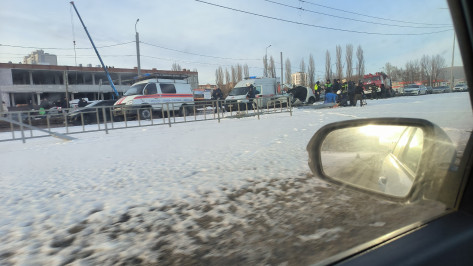 Пострадавшего вырезали из салона: Renault врезался в столб в воронежском Шилово