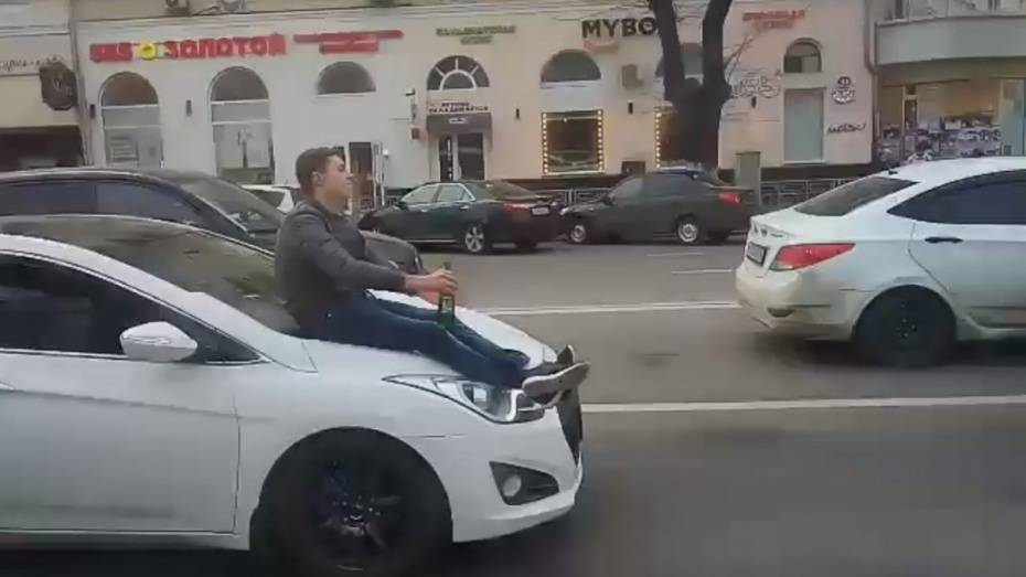В Воронеже водителя Hyundai оштрафовали за проезд друга на капоте иномарки