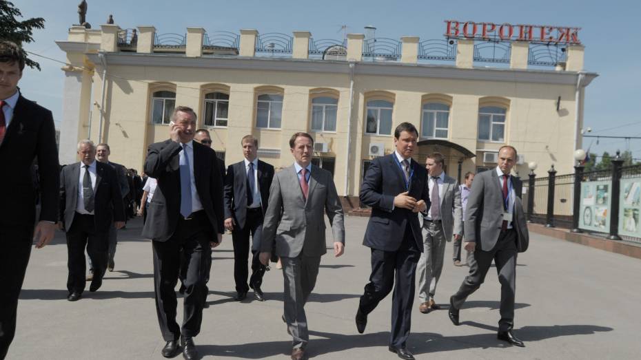 Полпреду президента в ЦФО показали в Воронеже уникальный пожарный поезд и систему безопасности на транспорте