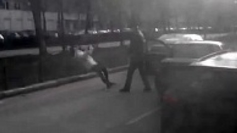 В сети появилось ВИДЕО избиения воронежской автоледи