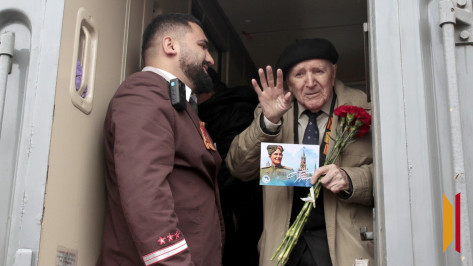 Воронежского 95-летнего ветерана торжественно проводили на парад Победы в Москву